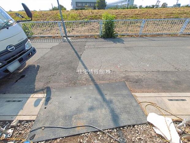 前面道路を含めた現地写真です。