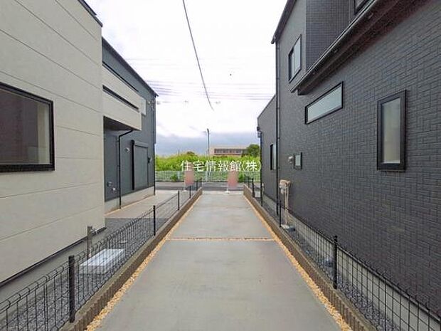 前面道路を含めた現地写真です。
