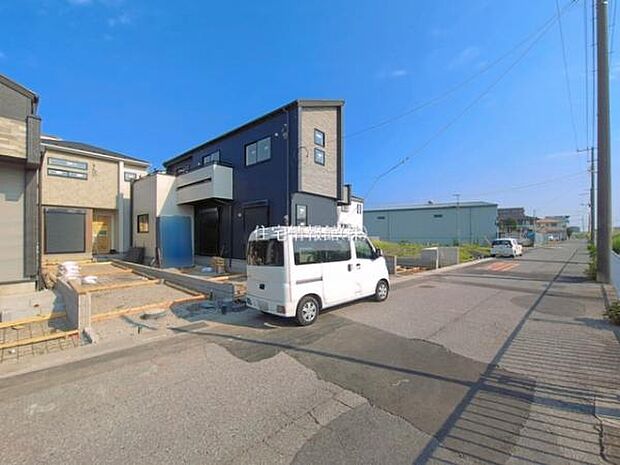 前面道路を含めた現地写真です。