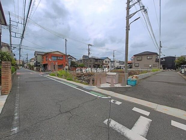 前面道路を含めた現地写真です。