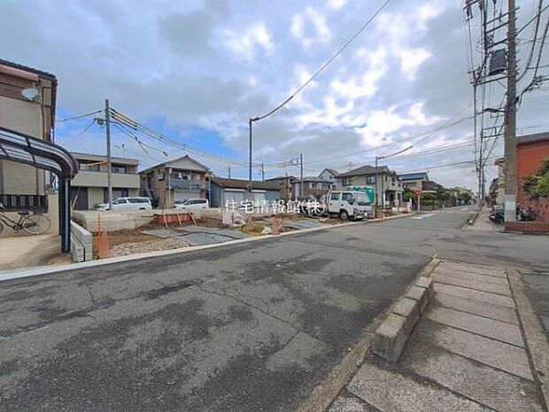 前面道路を含めた現地写真です。
