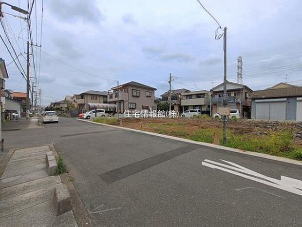 前面道路を含めた現地写真です。