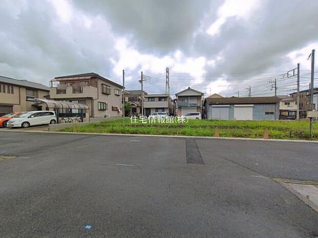 前面道路を含めた現地写真です。