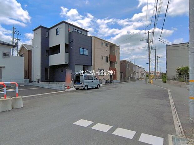 前面道路を含めた現地写真です。