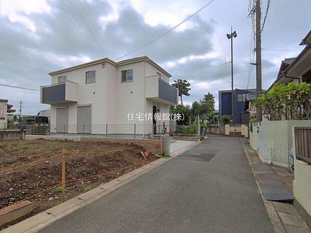 前面道路を含めた現地写真です。