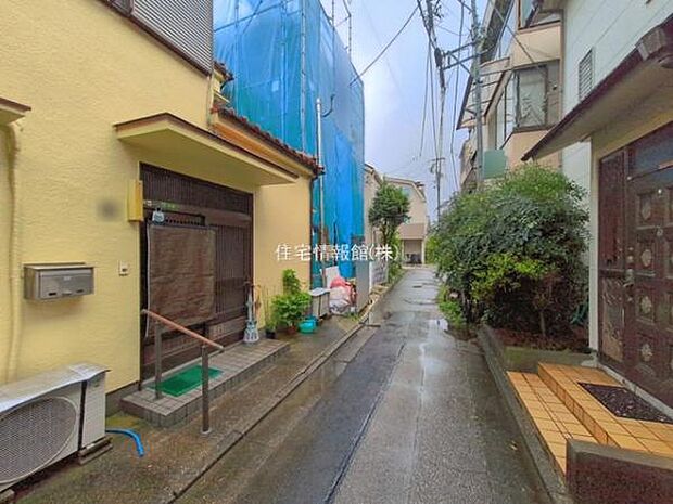 前面道路を含めた現地写真です。