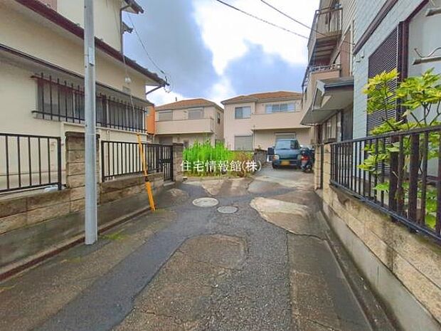 前面道路を含めた現地写真です。