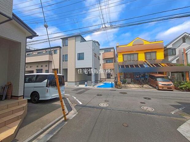 前面道路を含めた現地写真です。