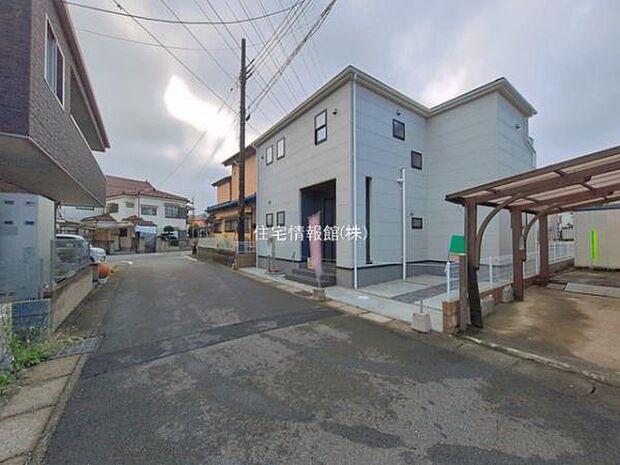 前面道路を含めた現地写真です。