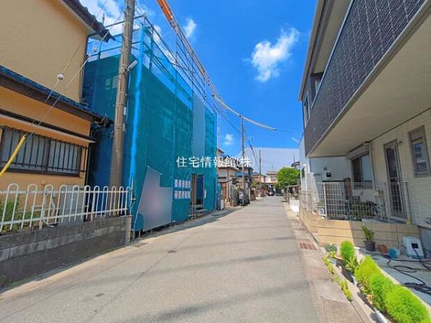 前面道路を含めた現地写真です。