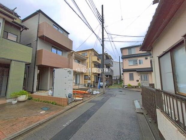 前面道路を含めた現地写真です。