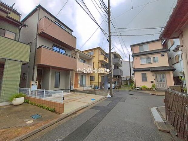前面道路を含めた現地写真です。