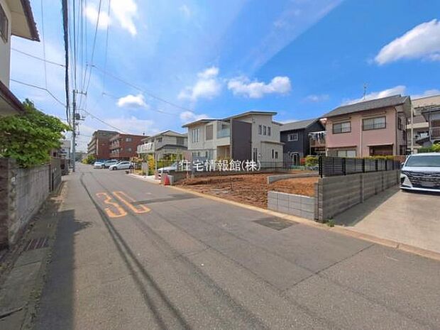 前面道路を含めた現地写真です。