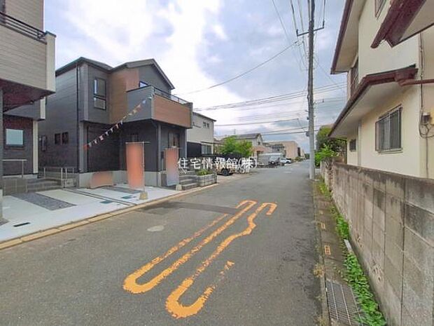 前面道路を含めた現地写真です。