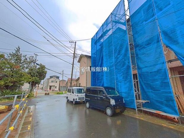 前面道路を含めた現地写真です。