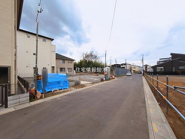 前面道路を含めた現地写真です。