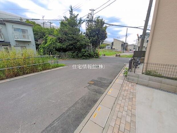 前面道路を含めた現地写真です。