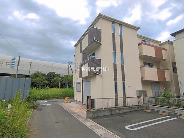 前面道路を含めた現地写真です。