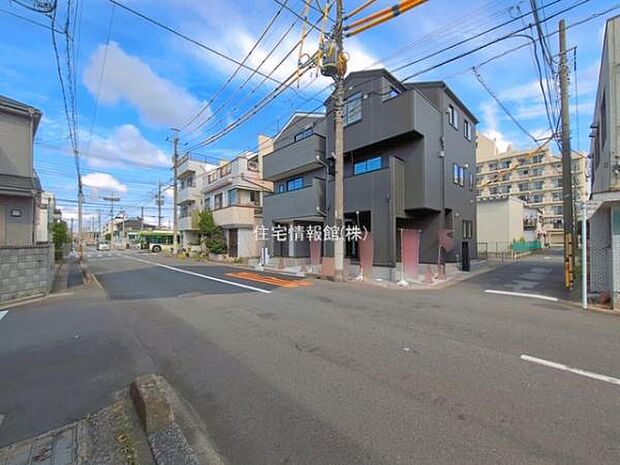 前面道路を含めた現地写真です。