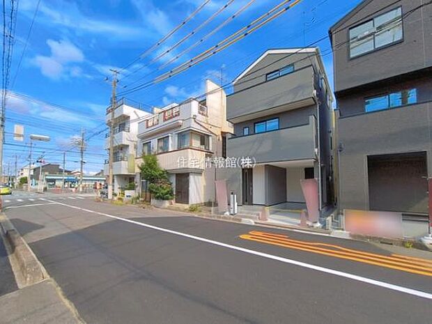 前面道路を含めた現地写真です。