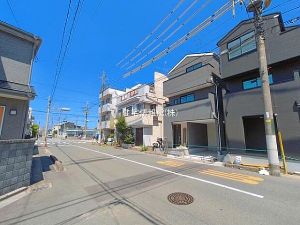 前面道路を含めた現地写真です。