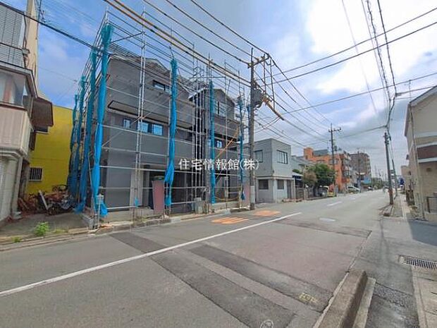 前面道路を含めた現地写真です。