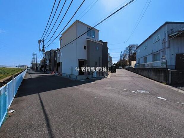 前面道路を含めた現地写真です。
