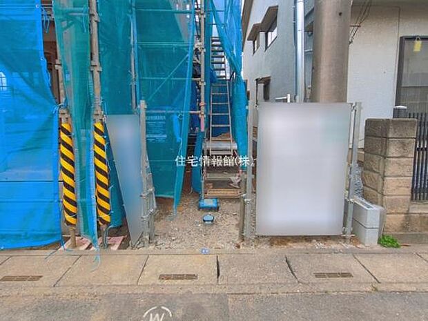 前面道路を含めた現地写真です。