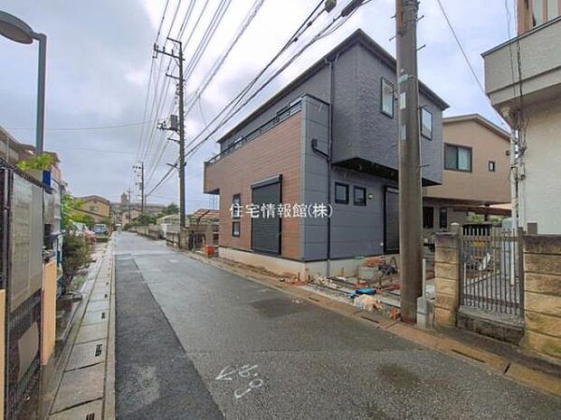 前面道路を含めた現地写真です。
