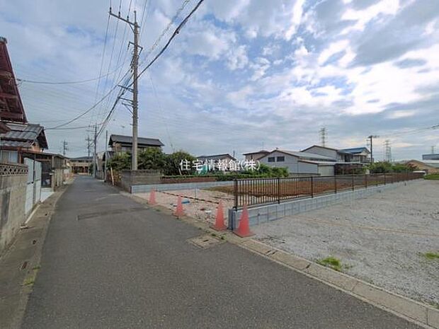 前面道路を含めた現地写真です。