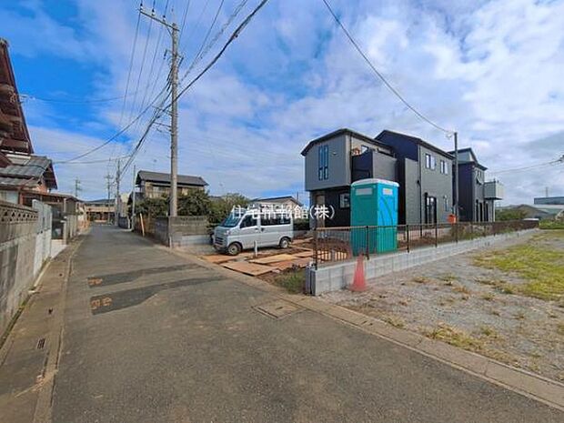 前面道路を含めた現地写真です。