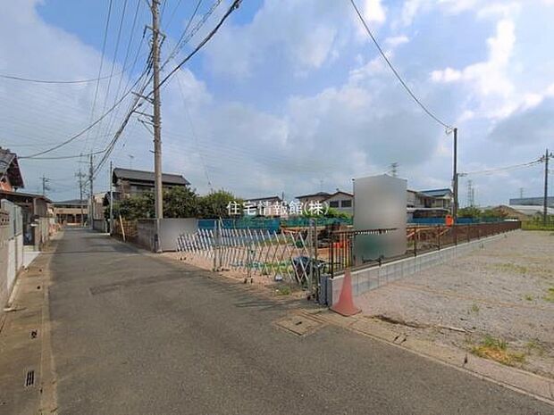 前面道路を含めた現地写真です。