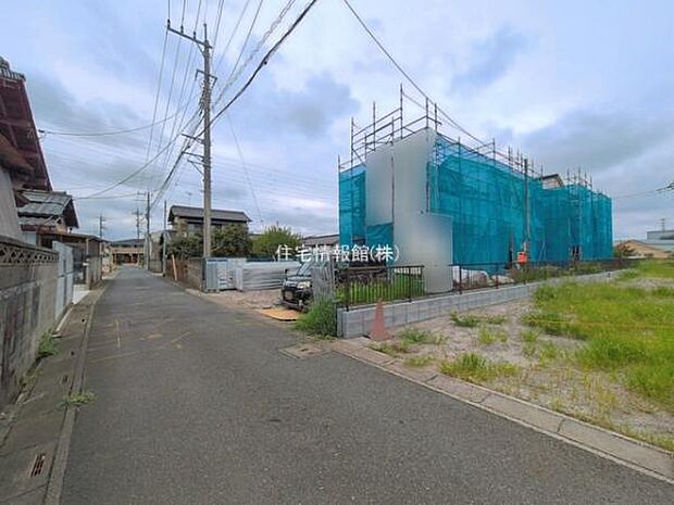 前面道路を含めた現地写真です。