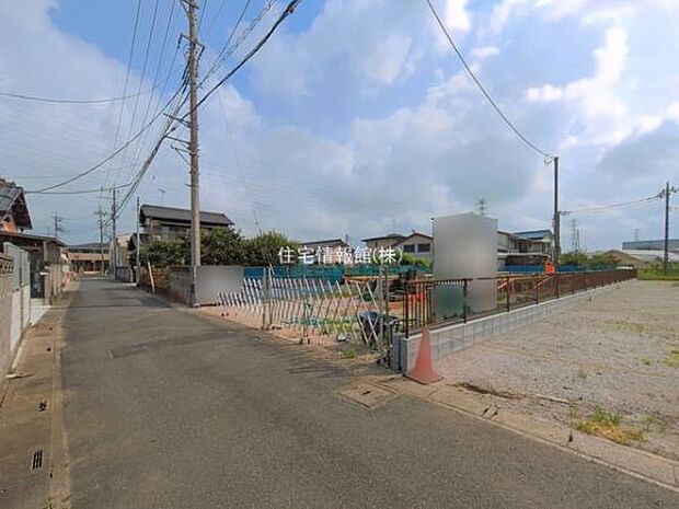 前面道路を含めた現地写真です。