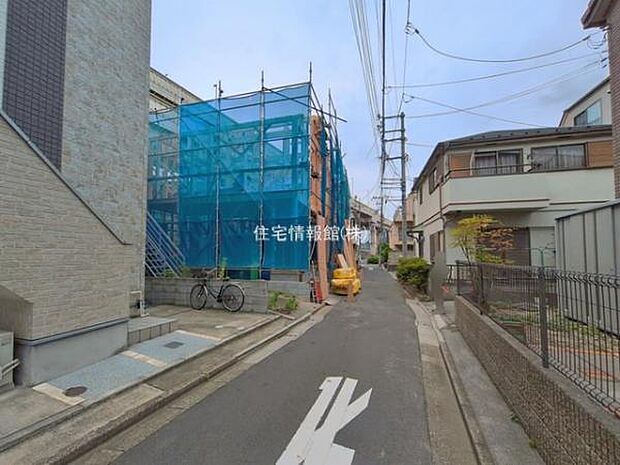 前面道路を含めた現地写真です。