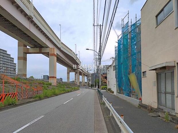 前面道路を含めた現地写真です。