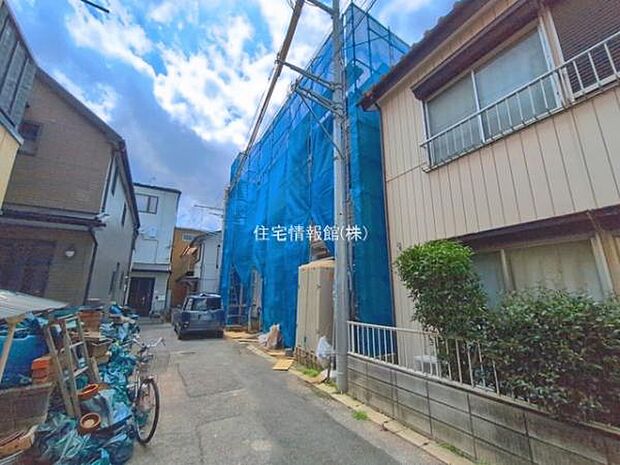 前面道路を含めた現地写真です。