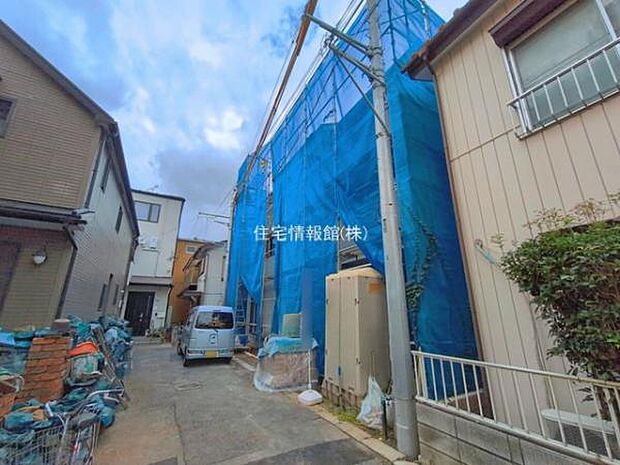 前面道路を含めた現地写真です。