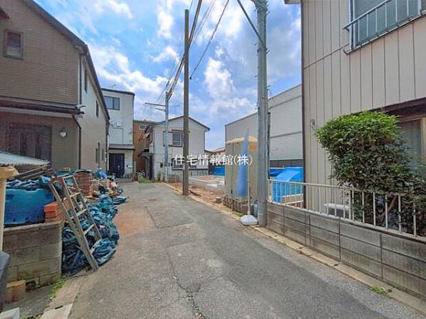 前面道路を含めた現地写真です。