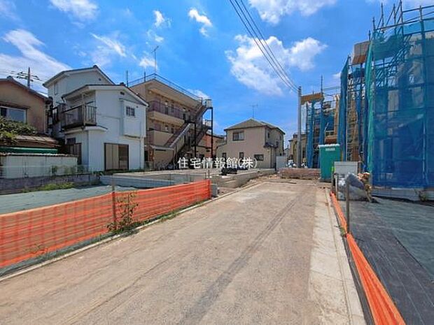 前面道路を含めた現地写真です。