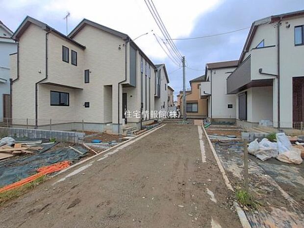 前面道路を含めた現地写真です。