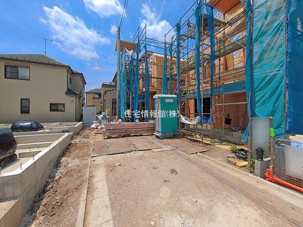 前面道路を含めた現地写真です。