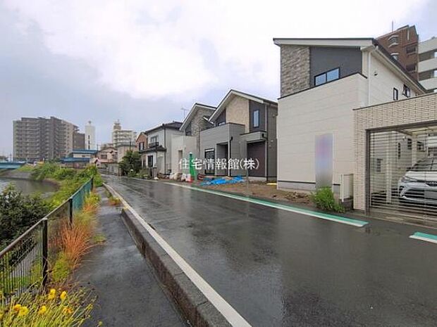 前面道路を含めた現地写真です。
