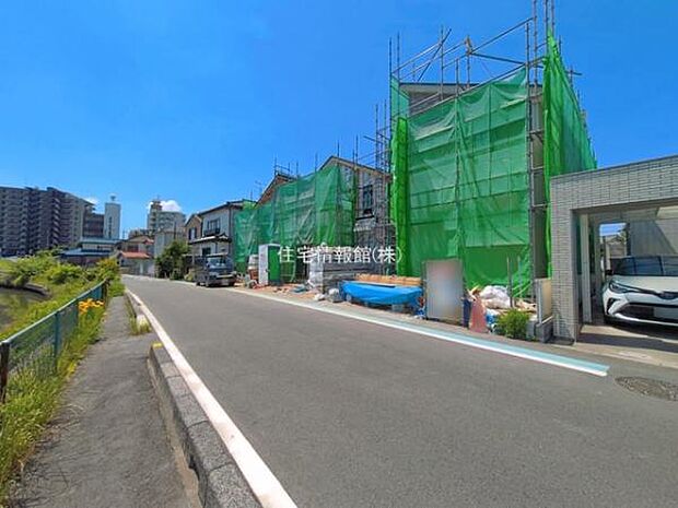 前面道路を含めた現地写真です。