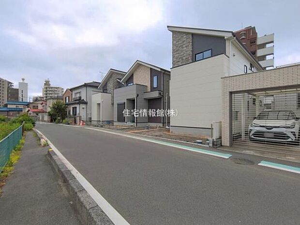 前面道路を含めた現地写真です。