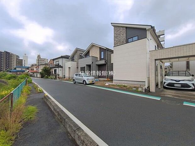 前面道路を含めた現地写真です。