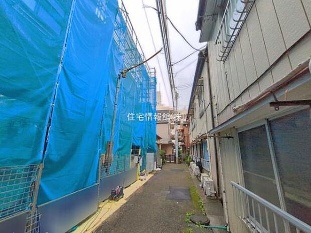 前面道路を含めた現地写真です。