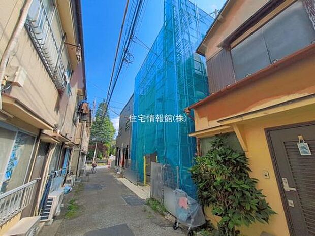 前面道路を含めた現地写真です。