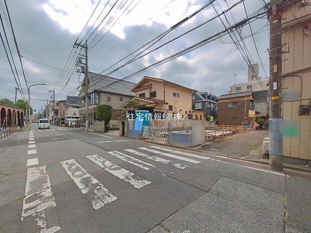 前面道路を含めた現地写真です。
