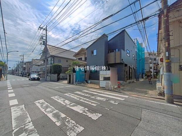前面道路を含めた現地写真です。